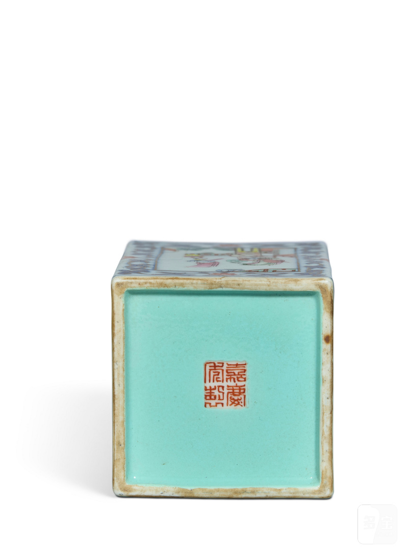 清同治 粉彩荷葉形洗 及 清嘉慶 青花粉彩方筆筒 一組兩件  CHINA, QING DYNASTY, WASHER: TONGZHI SIX-CHARACTER SEAL MARK WITHIN A DOUBLE SQUARE IN IRON-RED AND OF THE PERIOD (1862-1874), BRUSH POT: GUANGXU FOUR-CHARACTER SEAL MARK IN IRON-RED AND OF THE PERIOD (1875-1908) - 图6